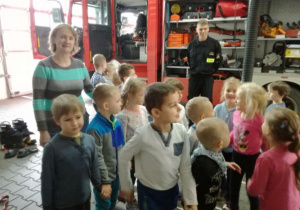 Dzieci zwiedzają jednostkę Straży Pożarnej nr 5 w Łodzi.