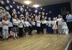 Dzieci z grupy III podczas śpiewania piosenki świątecznej.