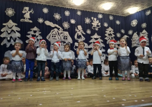 Maluszki śpiewają piosenkę o Mikołaju.