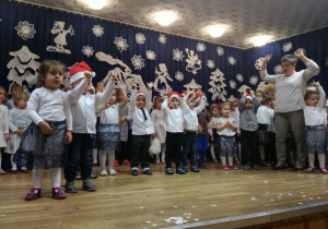 Dzieci z grupy I podczas śpiewania piosenki.