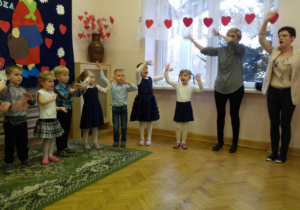 Taniec dla Babć i Dziadków w wykonaniu dzieci z grupy II.