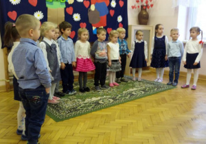 Dzieci z grupy II podczas recytowania wierszy.