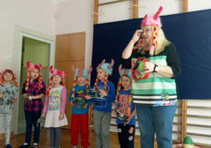 Dzieci przebrane za wikingów śpiewają o nich piosenkę.