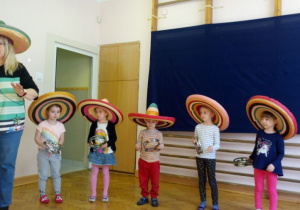 Hiszpańskie rytmy na scenie przedszkolnej.